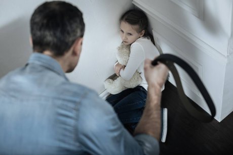 Ce faci dacă vezi că un alt părinte îşi bate copilul?