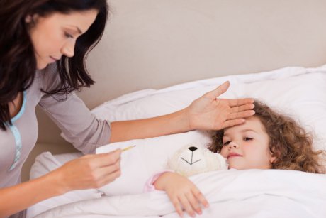 Un medic pediatru avertizează: nu face aceste 5 greșeli, când copilul tău are febră