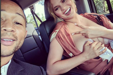 Moda la volan: Chrissy Teigen surprinsă de soțul ei folosind pompa de sân