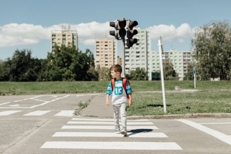 Specialiștii au aflat vârsta la care copilul tău ar trebui să traverseze singur strada