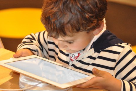 Ghid pe vârste: strategii responsabile de utilizare a tehnologiei pentru copii 