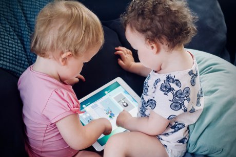 Ce pățește copilul tău dacă folosește dispozitive electronice cu touchscreen