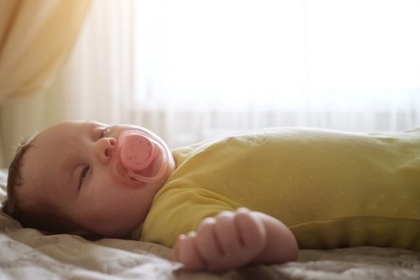 Ce se poate întâmpla dacă bebelușul doarme cu suzeta