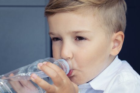 10 semne că al tău copil nu bea suficientă apă