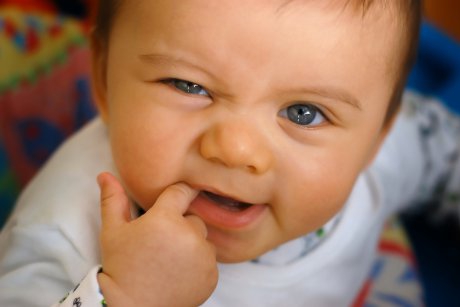 Cum calmăm durerile de dinți ale bebelușului? Secretul testat de peste 2000 de mame din România