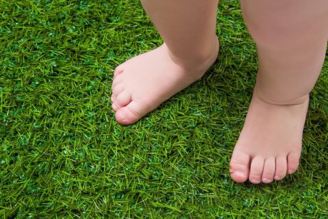 Studiu: Mersul în picioarele goale ajută enorm dezvoltarea copilului