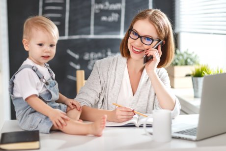 Studiu: Femeile sunt mai productive în carieră după ce devin mame