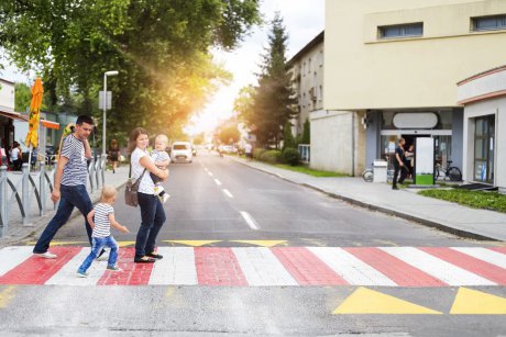 Pentru părinți: 10 reguli vitale pentru siguranța rutieră a copiilor