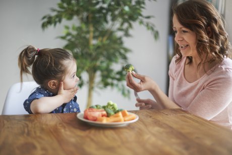 8 replici de încercat când copilul nu vrea să mănânce
