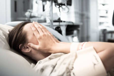 O femeie din Iași a ajuns în stare gravă la spital după ce a încercat să nască acasă