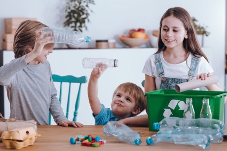 4 trucuri care te vor ajuta să înveți copilul să recicleze