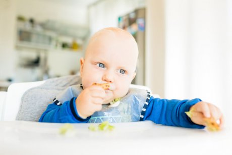 Autodiversificarea sau baby led weaning: soluția pentru un copil care papă tot