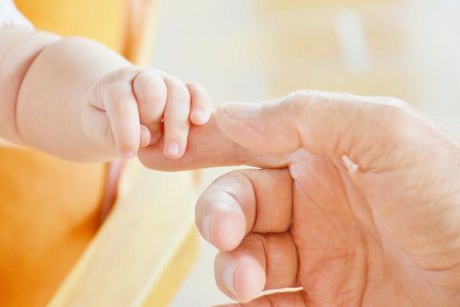 Modul în care tatăl interacționează cu bebelușul  în primele zile va determina relația acestora de mai târziu