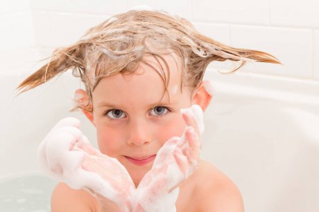 Cel mai bun tratament anti-păduchi: șamponul 100% natural, ce poate fi folosit tot anul școlar