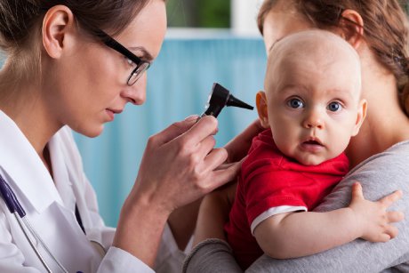 20 semne care spun că bebelușul tău are probleme de auz