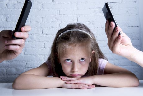Părinții dependenți de smartphone dăunează grav sănătății copilului