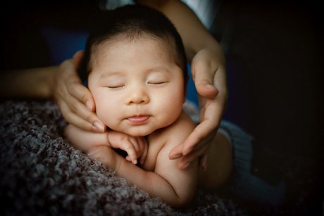 5 studii care demonstrează că este bine să dormi în cameră cu copilul