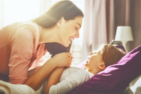 9 trucuri care să te ajute să-ți trezești mai ușor copilul dimineața