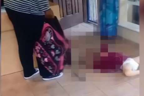O îngrijitoare lovește cu piciorul în cap un copil cu dizabilități. Motivul este șocant!