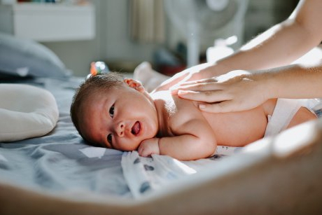 O mamă a vindecat eczemele bebelușului ei cu săpun făcut din lapte matern