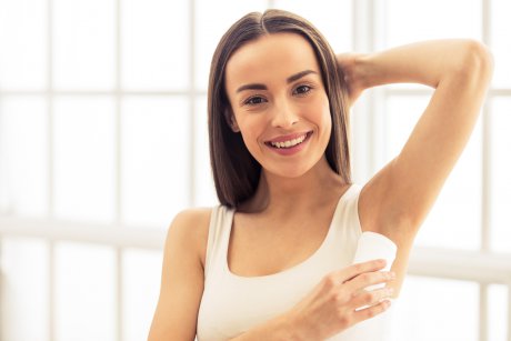 5 indicii care îți dezvăluie că trebuie să îți schimbi deodorantul