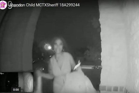 O femeie este filmată cum abandonează copilul în fața unei uși și fuge