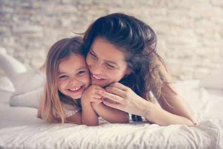 Cum sa-ti educi fiica sa aiba incredere de sine si sa fie cu adevarat fericita