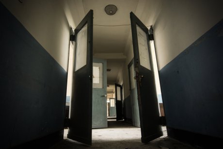 Se întâmplă în România: o mamă și fiul ei dorm într-un pat ruginit de spital. Fotografia care a revoltat Internetul