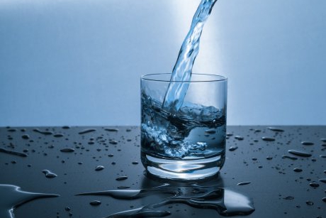 Apa în sarcină - Câtă apă e sănătos să bei zilnic dacă ești însărcinată