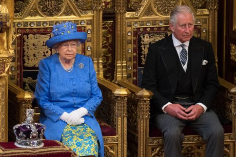 Regina Angliei va abdica. Iată cine îi va urma la tron