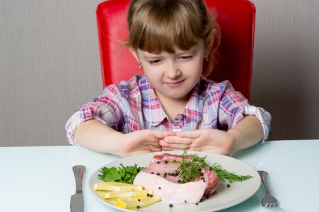 14 semne că ai un copil care nu mănâncă suficientă carne