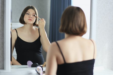 Să folosești parfum și produse de make-up în sarcină poate să afecteze bebelușul, conform unui studiu