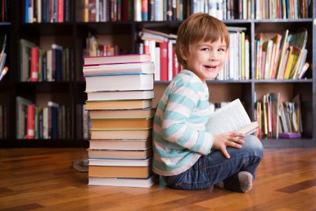 Copiii care cresc înconjurați de cărți au mai mult succes în viață