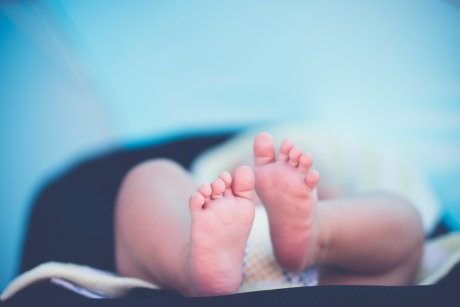 Caz de neglijență oripilant: un bebeluș a murit din cauza unei iritații de scutec!
