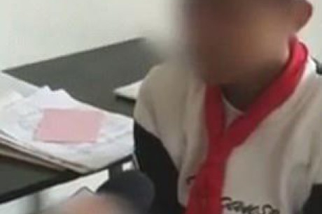 Un profesor forțează un băiețel bolnav de cancer să stea în spatele clasei pentru că ar fi contagios