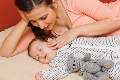 Studiu: cum reacționează bebelușii la nivel psihic la atingerile mamei în zona feței