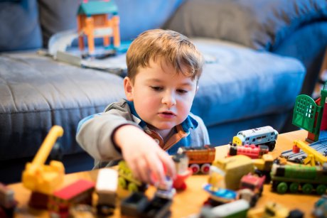 Cum afectează psihicul copilului prea multe jucării