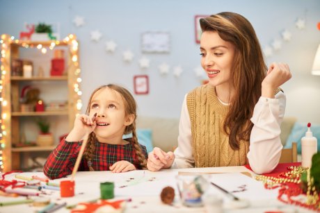 10 activități de organizare a Crăciunului în care îți poți implica chiar de acum copilul