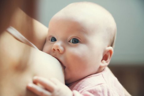 Cum se poate îneca un bebeluș cu laptele mamei