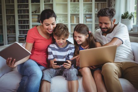 Studiu îngrijorător: părinții petrec mai mult timp să învețe copiii utilizarea telefonului, decât cum să îl folosească în siguranță