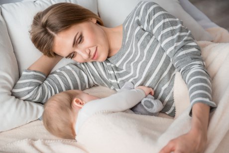 Acum și știința confirmă: mamele sunt mai fericite când copiii se culcă devreme