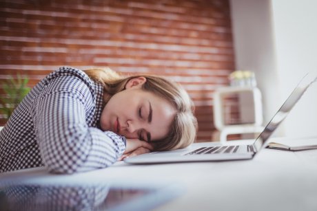 Femeile ar trebui să doarmă 20 de minute la prânz, chiar și la serviciu, spune un studiu