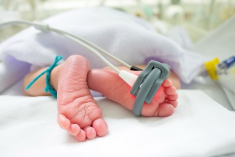 Un bebeluș se zbate între viață și moarte în urma unui diagnostic greșit. Ministrul Sănătății își cere public scuze.