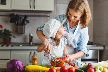 Psihologii explică de ce ne simțim bine când gătim pentru alții