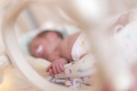 Un nou-născut moare la 24 de ore de la naștere, după ce mama sa a fost diagnosticată cu gripă 