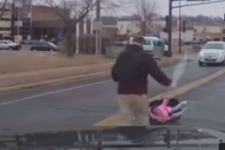 VIDEO: un copil cade cu tot cu scoica în care se afla dintr-o mașină în mers