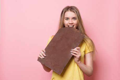 Studiile dovedesc că ciocolata este mai bună ca siropul în a trata tusea