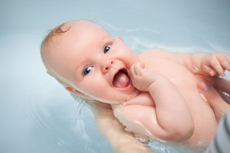 Ai voie să bagi apă în urechile bebelușului când îi faci băiță?