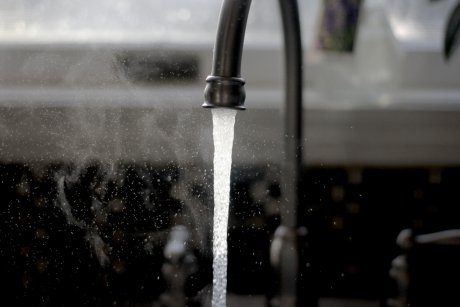 Ministerul Sănătății confirmă temerile bucureștenilor: apa de la robinet nu trebuie consumată