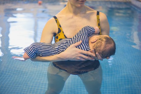 O mamă este dată afară de la piscină pentru că alăpta și nu este voie cu mâncare lângă apă